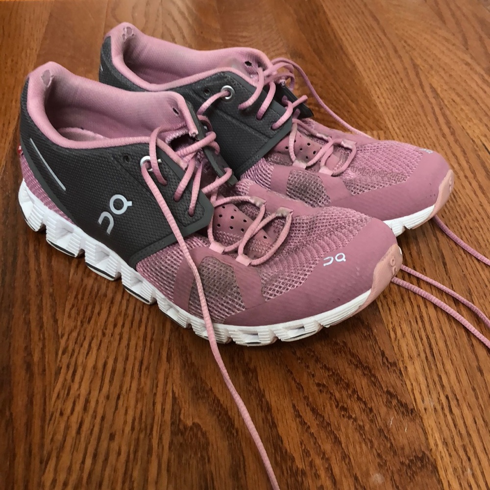 On cloud tennis shoes